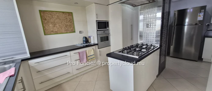 Duplex apartment for rent in Quatre-Bornes – Spacious living areas & fully furnished