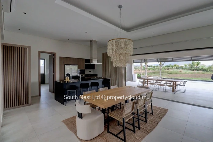 Villa neuve de 4 chambres de plain-pied avec vue sur le golf dans un domaine prestigieux