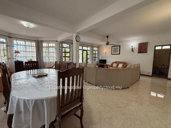 Maison familiale 5 chambres avec piscine et vue exceptionnelle – À louer à La Gaulette