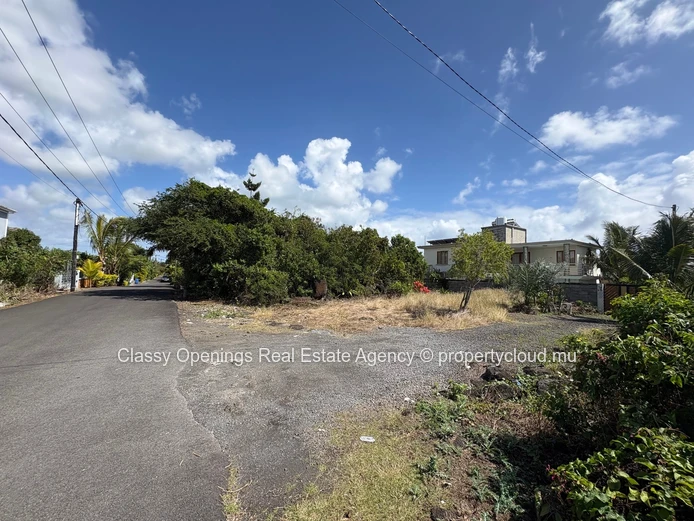 Pereybere 715 m² Plot — Near Golf, Bus Stop & Shops