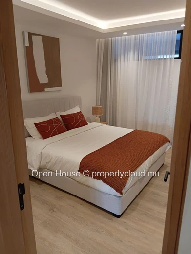 Appartement R+2 à vendre à Grand Baie, 150m², 3 chambres, vue montagne, meublé, climatisé, parking gardé, accessible ...