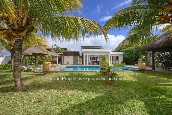 RES villa, accessible to non-Mauritians, for sale in Grand Baie, 362m² of living space, 1,185m² plot, 4 bedrooms, off...