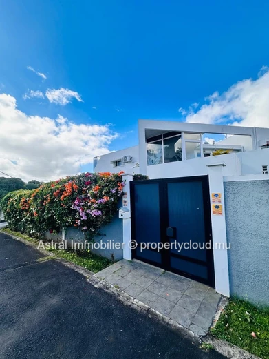 For Sale – Prestigious House in Rose-Hill at Rs