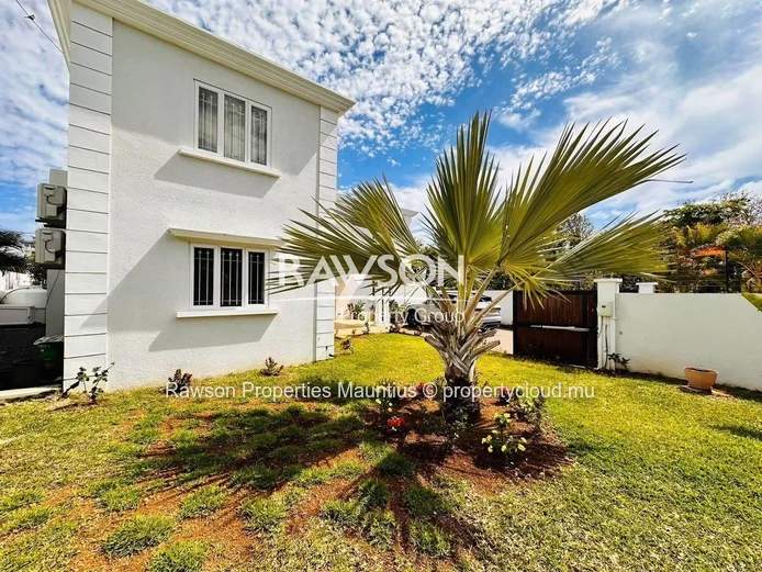 À Louer : Spacieuse Villa Familiale À Calodyne | 4 Chambres | Entretien De La Piscine Et Du Jardin Inclus