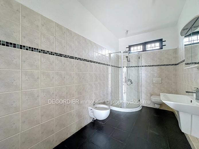 Unique opportunity: house with apartments, studio and sea view!
