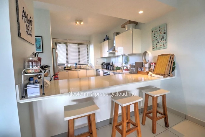 Modern and well-designed 3-bedroom penthouse a few minutes walk from the beach