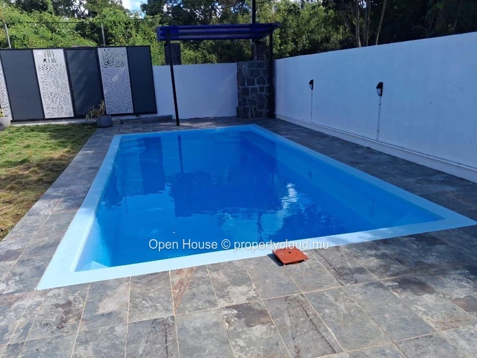 VILLA MAURICIEN NEUVE, à vendre à Calodyne, 210m², 4 chambres, piscine privée, proche de la mer, meublée, Rs.