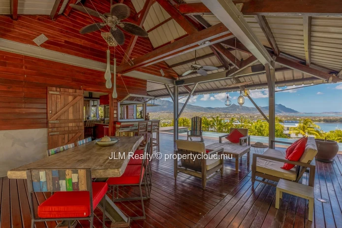 Villa d’exception avec vue panoramique sur le lagon et Le Morne à vendre à Rivière Noire, Ile Maurice