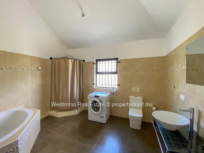Appartement meublé de 3 chambres avec terrasse à louer à Grand Gaube, île Maurice