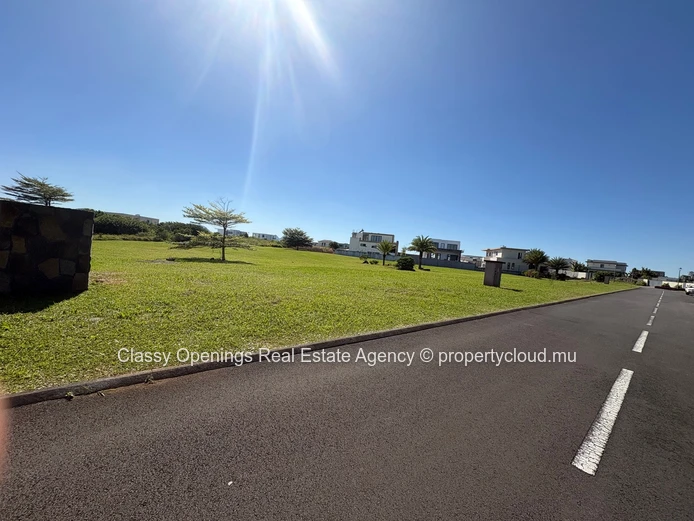 Sunny 576m² Roadside Plot in Highlands - Near Shops & School