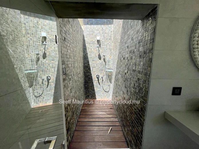 Sanctuaire Moderne : Le Luxe au Cœur d'un Domaine Exclusif