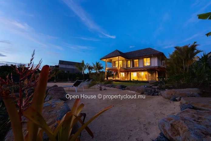 VILLA IRS à vendre à Rivière Noire, 525m² habitables, 1.180m² terrain, 6 chambres, piscine privée €.