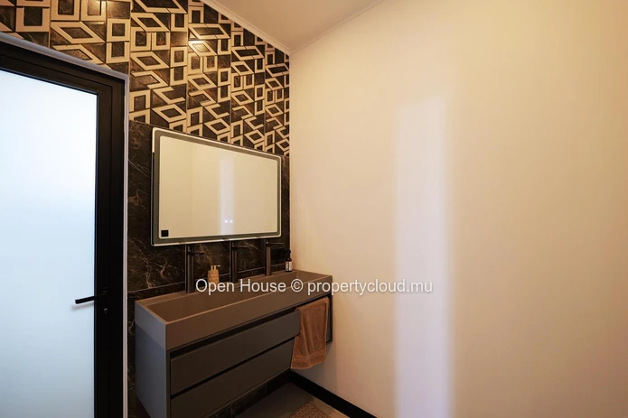 PDS villa for sale in Grand Baie, 214m² living space, 527m² land, 3 bedrooms, private pool, luxurious interior and ex...