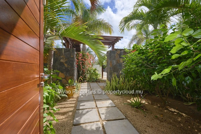 RES villa, accessible to non-Mauritians, for sale in Grand Baie, 362m² of living space, 1,185m² plot, 4 bedrooms, off...