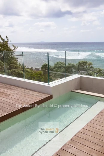 Penthouse pieds dans l'eau en vente.