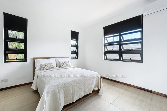 Belle maison sur deux niveaux avec une piscine