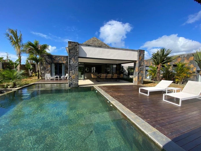 Villa d'architecte de 400m2, terrain de 1210m2, 5 chambres en suite dont master, mezzanine, piscine, magnifique jardi...