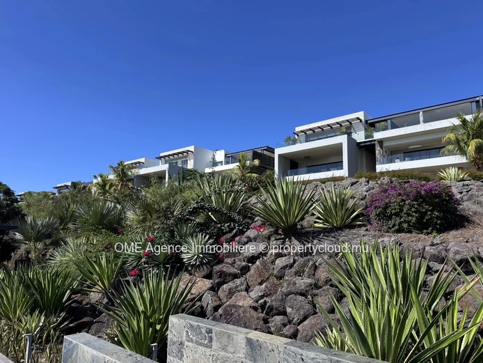 Spacious 3-Bedroom First-Floor Apartment with Covered Terrace