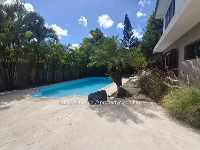 Villa contemporaine à louer – Grand jardin et confort moderne