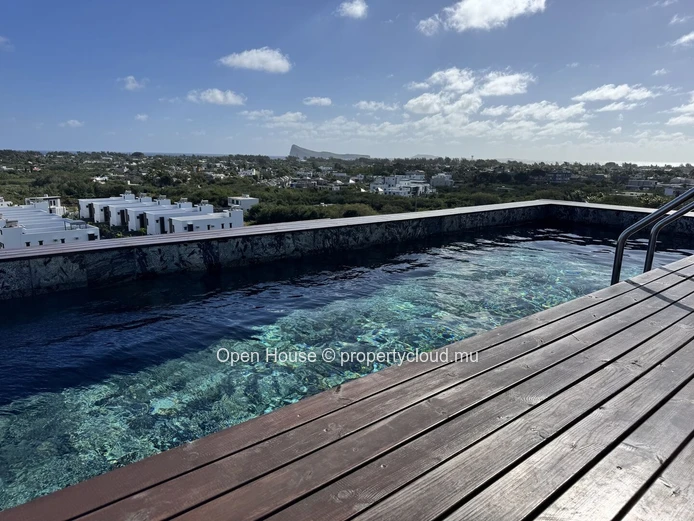3-bedroom penthouse with private pool for rent in Péreybère