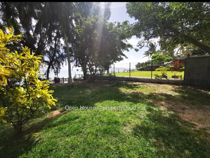 Residential land for sale in Bain Boeuf, Pereybere. 1,302m², seafront, sea view, close to amenities. Rs.