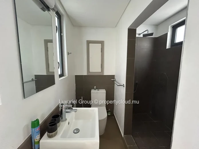 Villa Triplex à Louer à Azuri – Résidence Sécurisée avec Jardin Arboré