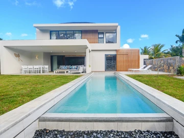Be the first to move into this newly completed home.  Expertly interior designed, the villa is being sold fully furni...