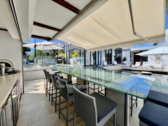 Calodyne - Elegant 4-bedroom home with swimming pool and garden