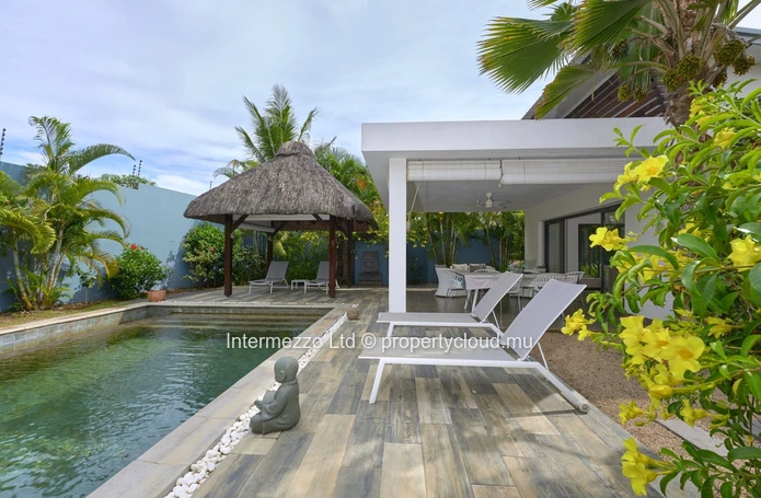 Villa PDS à vendre, Grand Baie, 347m², terrain 758m², 3 chambres, piscine, proche commerces, meublée, gardien, terras...