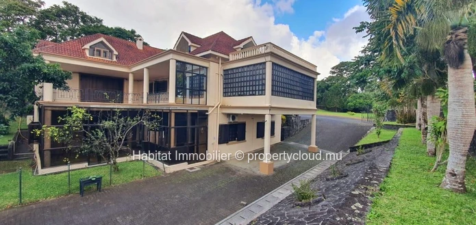 A VENDRE - Grande maison non meublée de 1,100 m2 sur un terrain de 1 arpent 01 sur 3 niveaux située dans un quartier ...