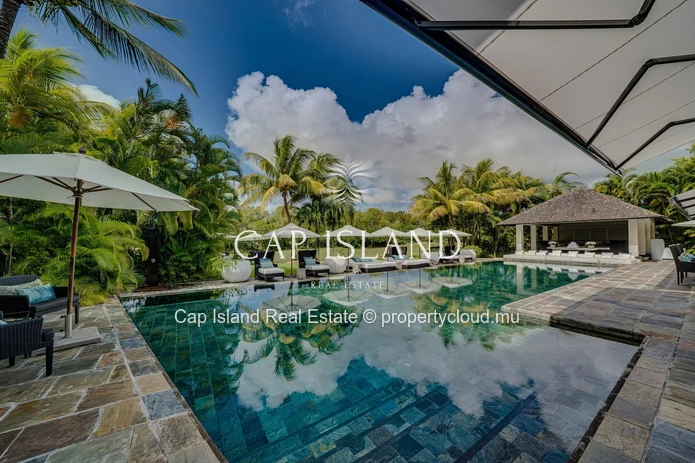Villa d’exception sur le golf, jardin tropical et vue mer