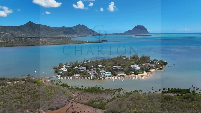 3-bedroom beachfront apartment with privileged view over an exceptional natural setting