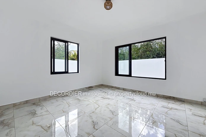 À VENDRE – Maison de plain-pied avec piscine et grand jardin