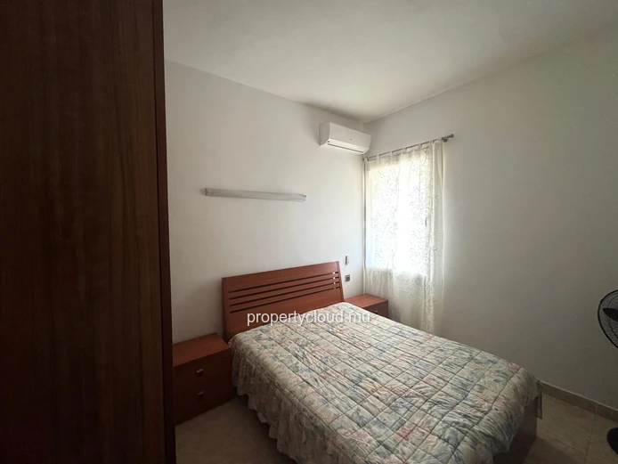 Flic en Flac – À vendre : Grande villa divisée en 2 appartements, 7 chambres, à deux pas de la plage et des commerces