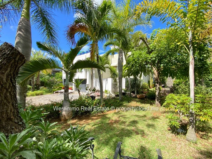 Exceptional 450 m² Riad-style architect-designed villa with swimming pool and sea view