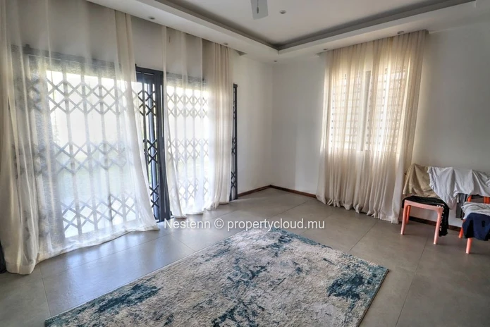 Viila avec 4 chambres, un espace bureau et une cuisine entièrement équipée
