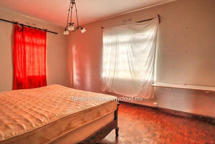 Traditional house with independent studio 