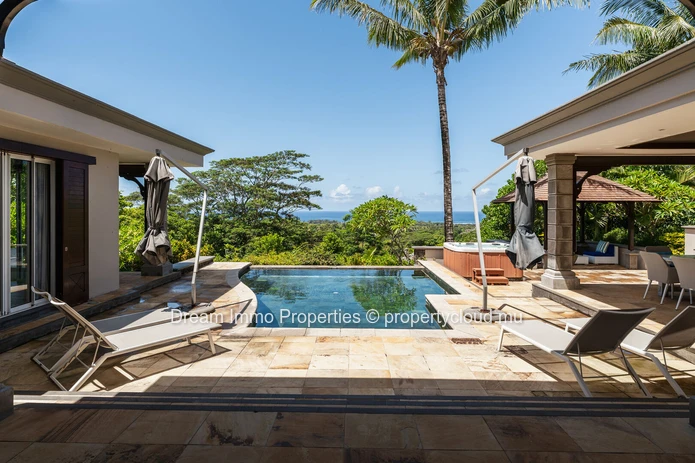 Élégante villa vue mer dans le prestigieux domaine golfique Heritage Villas Valriche à Bel Ombre – Ile Maurice