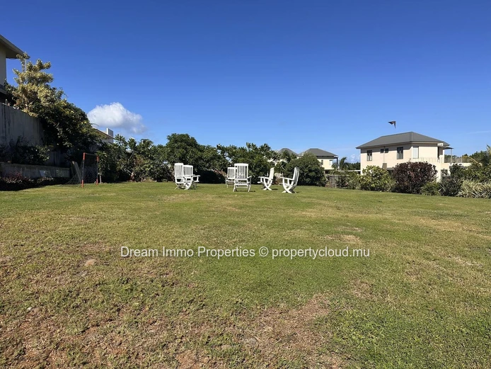 Vue Mer & Montagne ! Terrain Residentiel Aux Jardins D’Anna A Flic En Flac – Ile Maurice