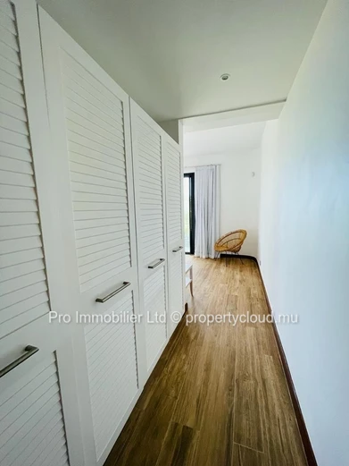 Vue imprenable sur l’océan depuis ce luxueux appartement de 3 chambres en suite au premier etage , entièrement meublé...