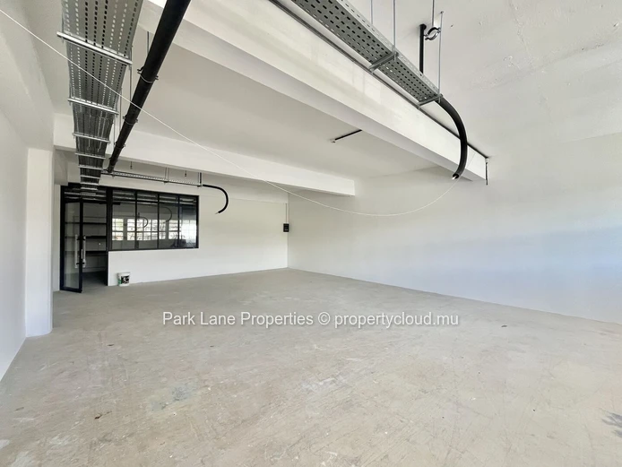 Bureaux Modernes dans le Projet Innovant Nouvelle Usine à Floréal