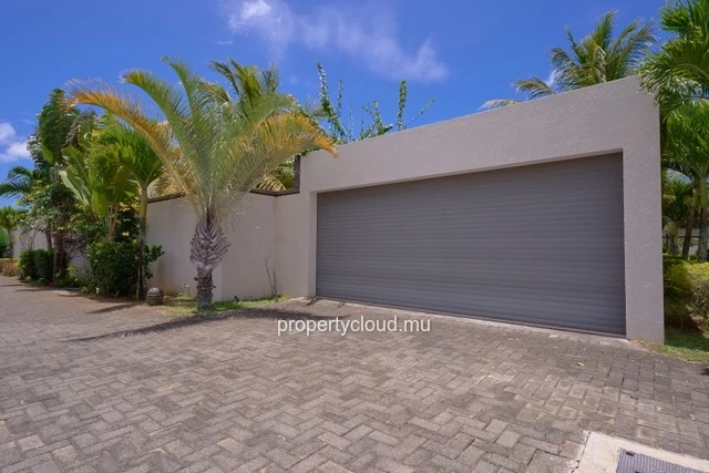 For sale: villa in a prestigious residence accessible to foreigners. Two minutes from the center of Grand Baie.
