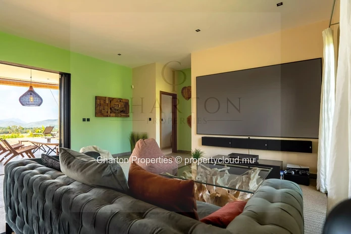 Contemporary 4-bedroom en suite villa with exceptional panoramic view of the sea and mountains