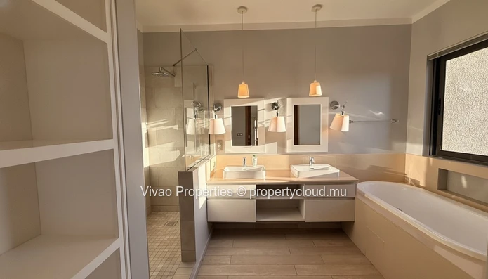 Appartement de luxe de 5 chambres en suite à louer à Balaclava - 150 000 Rs par mois