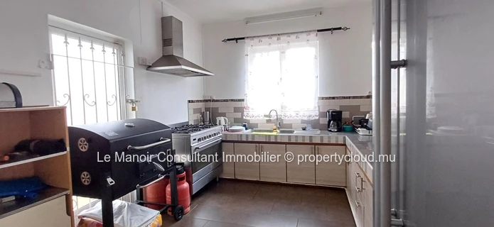 Villa for sale with private swimming pool not far from London supermarket, close to all amenities. 