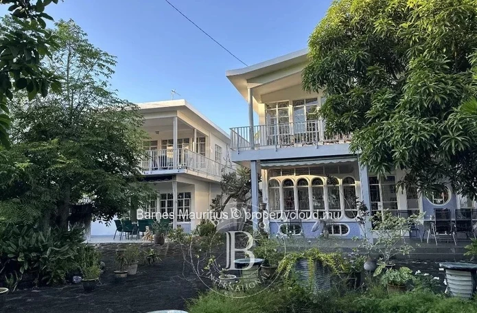 ROCHES NOIRES – Two Villas in the Heart of a Tropical Oasis
