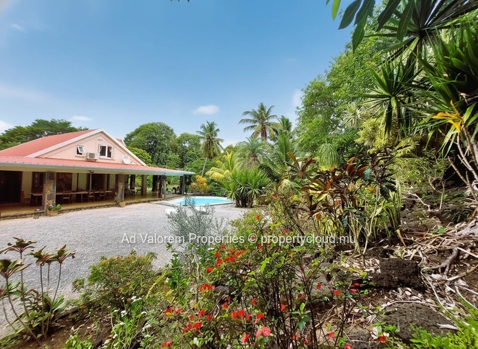 Propriété avec jardin d’exception sur 1 arpent – Bras d’Eau