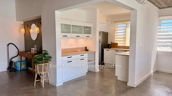 Contemporary Villa for Rent ust Steps from the Sea