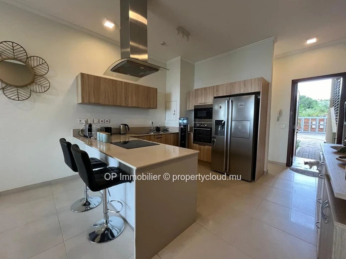 Appartement R+2 à vendre à Flic en Flac, 102m², 3 chambres, piscine commune, vue mer, meublé, parking. Prix 550 000 €.