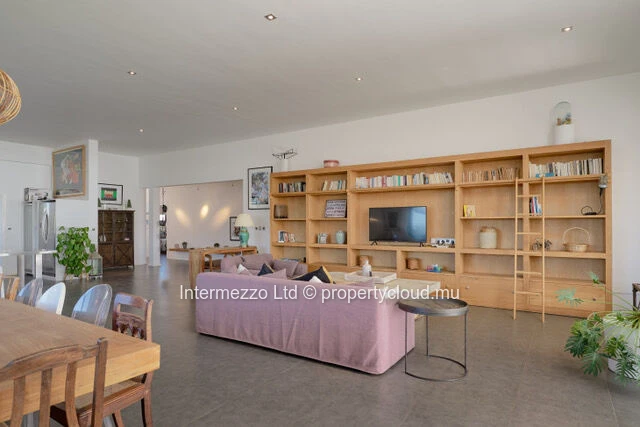 Beachfront Penthouse in Pereybère – 384 m², Plunge Pool
